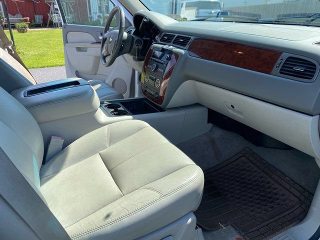 Used 2012 Chevrolet Suburban LT w/ Luxury Package AWD/4WD image 19