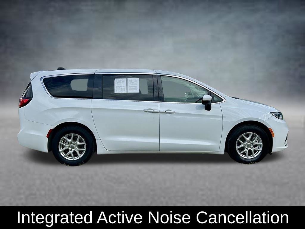 Used 2023 Chrysler Pacifica Touring-L FWD image 4