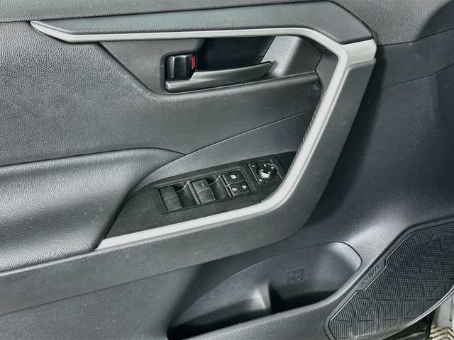 Used 2021 Toyota RAV4 LE AWD/4WD image 19