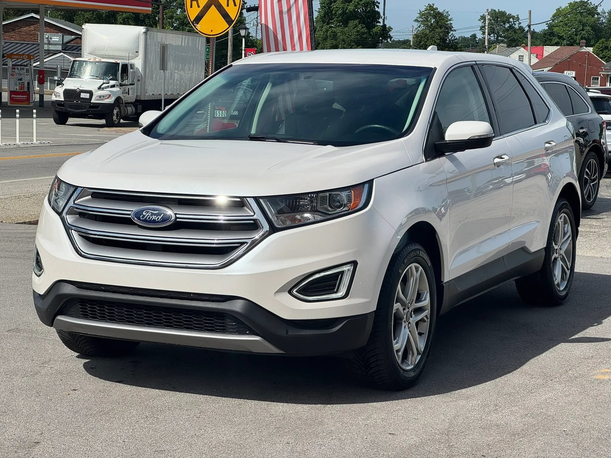 Used 2018 Ford Edge Titanium w/ Technology Package AWD/4WD image 2