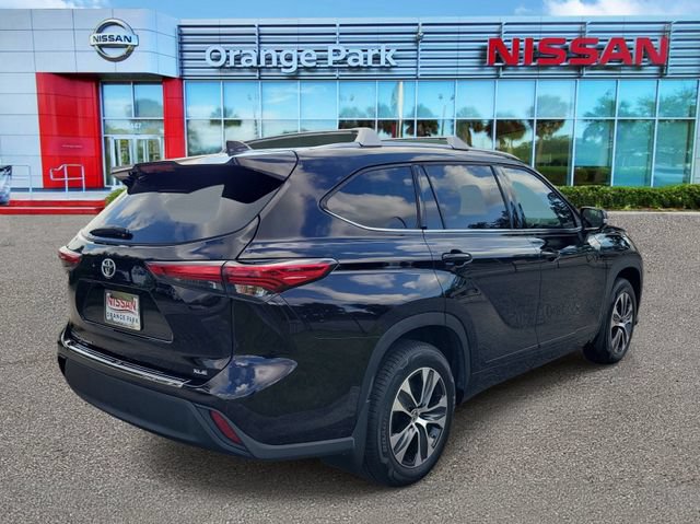 Used 2021 Toyota Highlander XLE FWD image 2