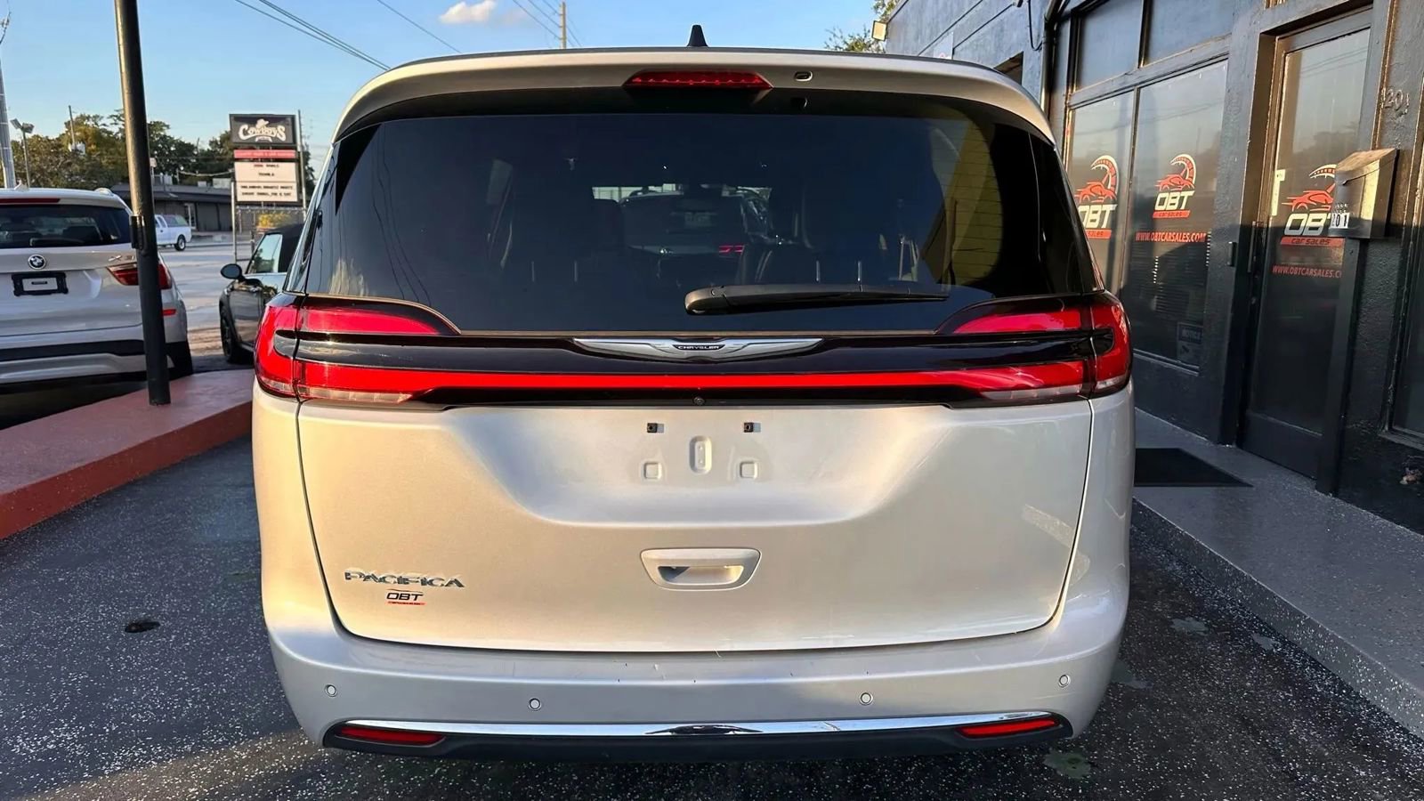 Used 2024 Chrysler Pacifica Touring-L FWD image 4