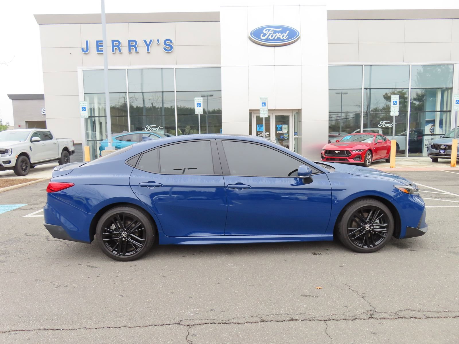 Used 2025 Toyota Camry SE w/ Multimedia Upgrade Package image 4