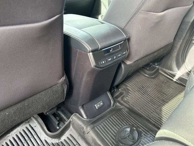 Used 2022 Toyota Highlander L image 33