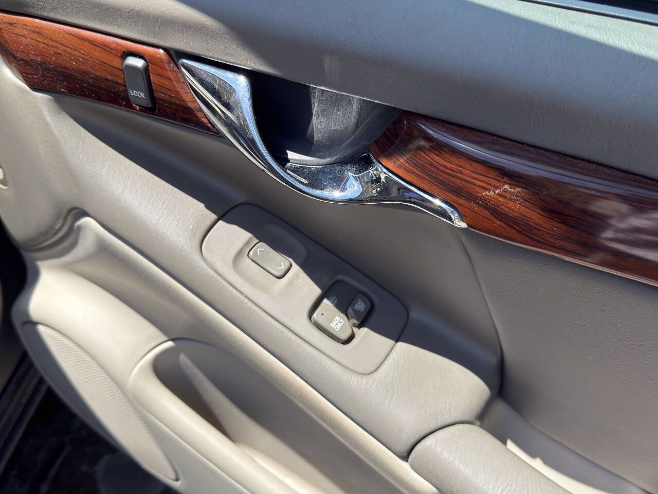 Used 2003 Cadillac De Ville w/ Comfort & Convenience Package FWD image 48