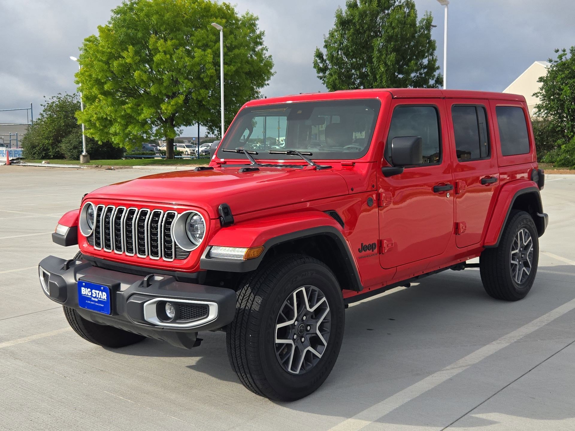 Used 2025 Jeep Wrangler Sahara AWD/4WD image 9