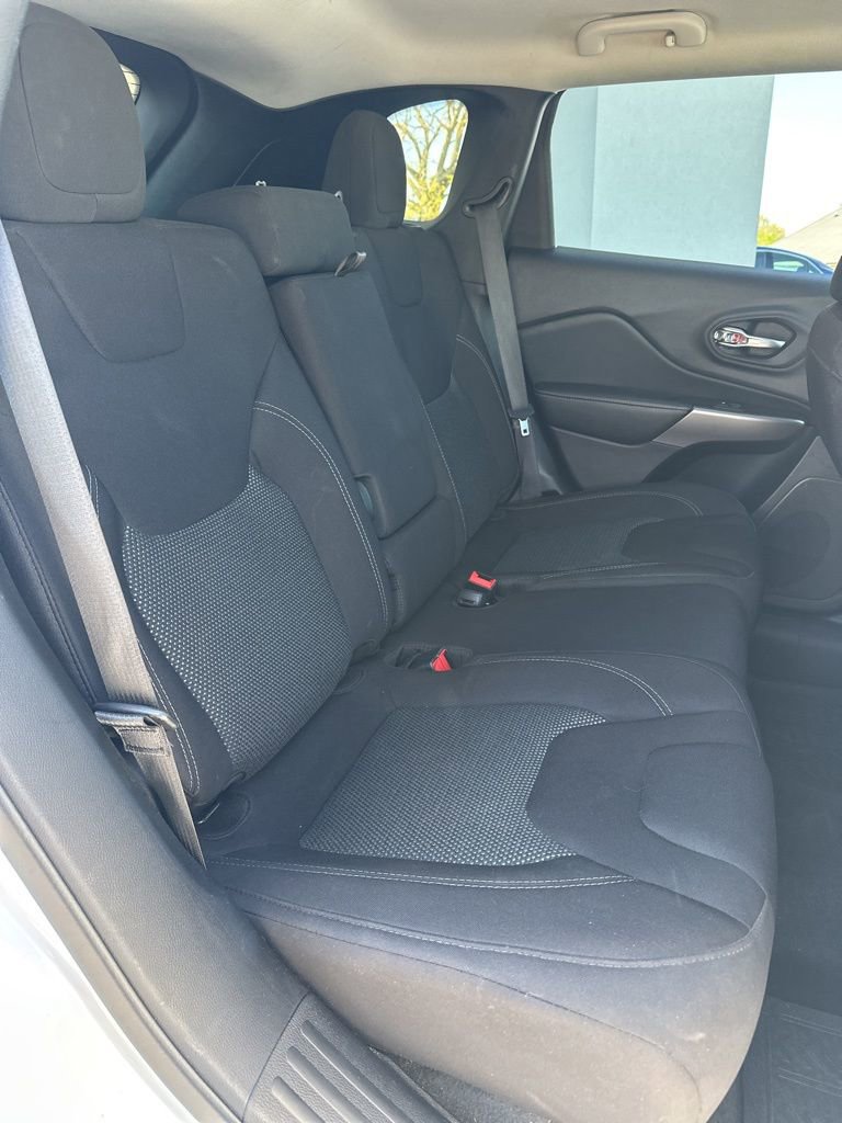 Used 2021 Jeep Cherokee Latitude FWD image 14