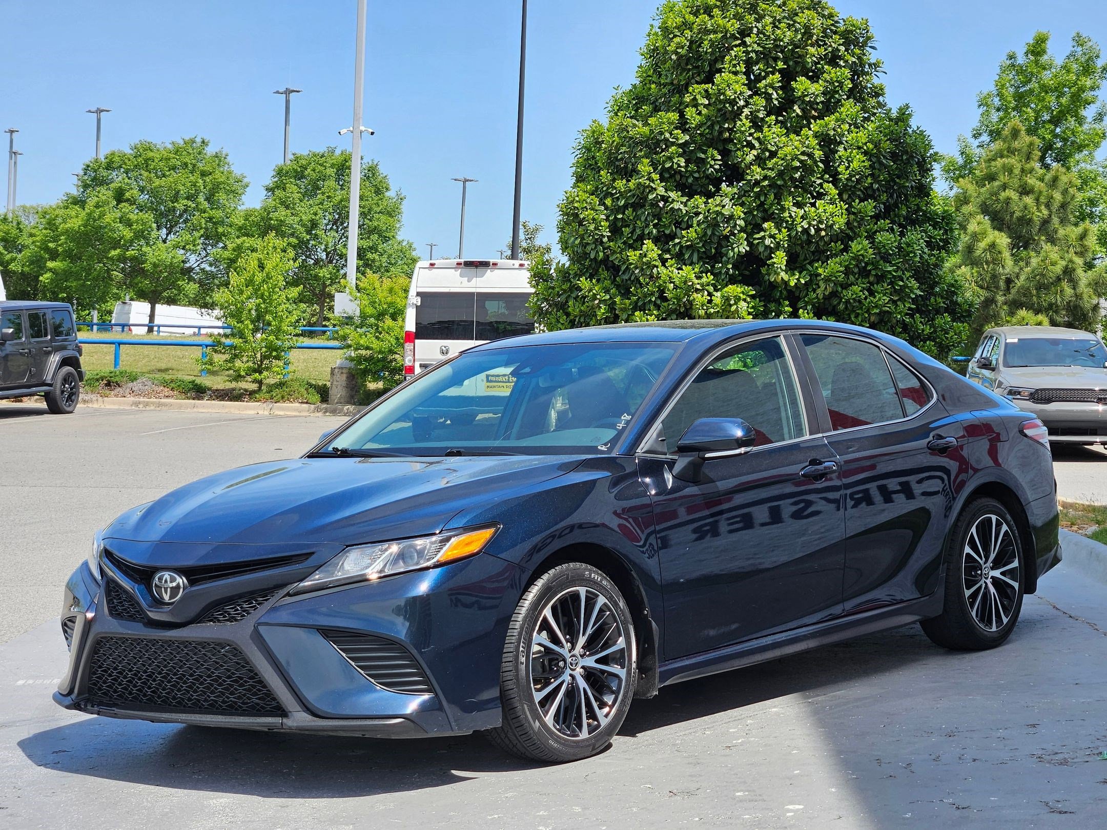 Used 2020 Toyota Camry SE w/ Convenience Package image 3