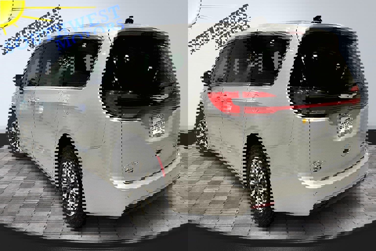 Used 2024 Chrysler Pacifica Select image 4