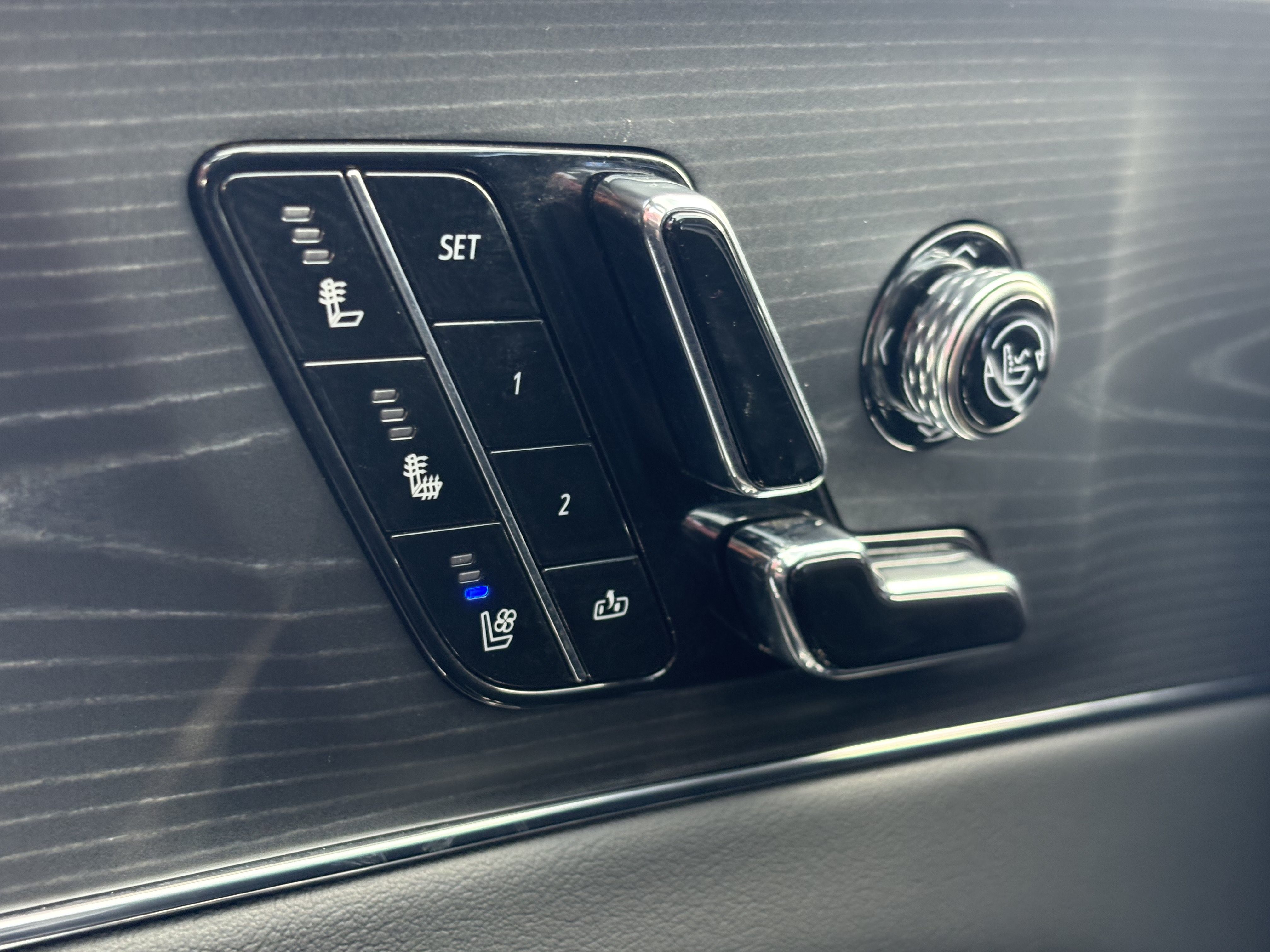 Used 2024 Cadillac Lyriq Luxury AWD/4WD image 31