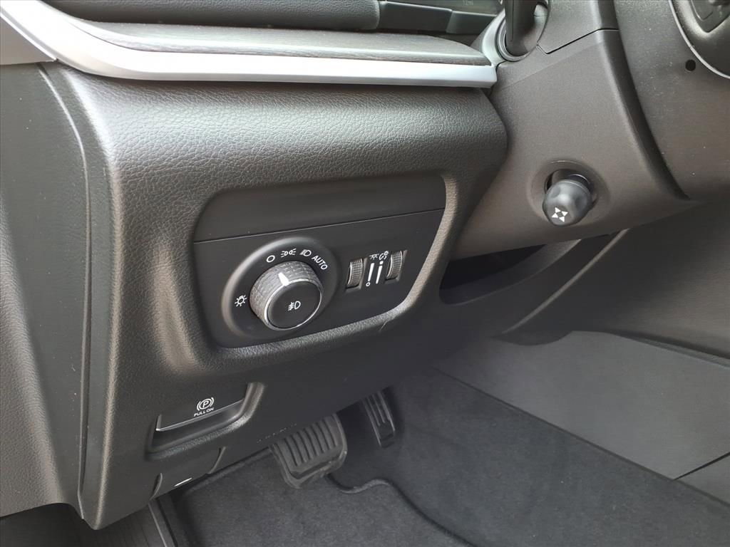 New 2025 Jeep Grand Cherokee Limited w/ Luxury Tech Group II image 12