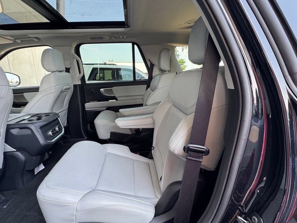 Used 2025 Ford Expedition Platinum w/ Driver's Package AWD/4WD image 30