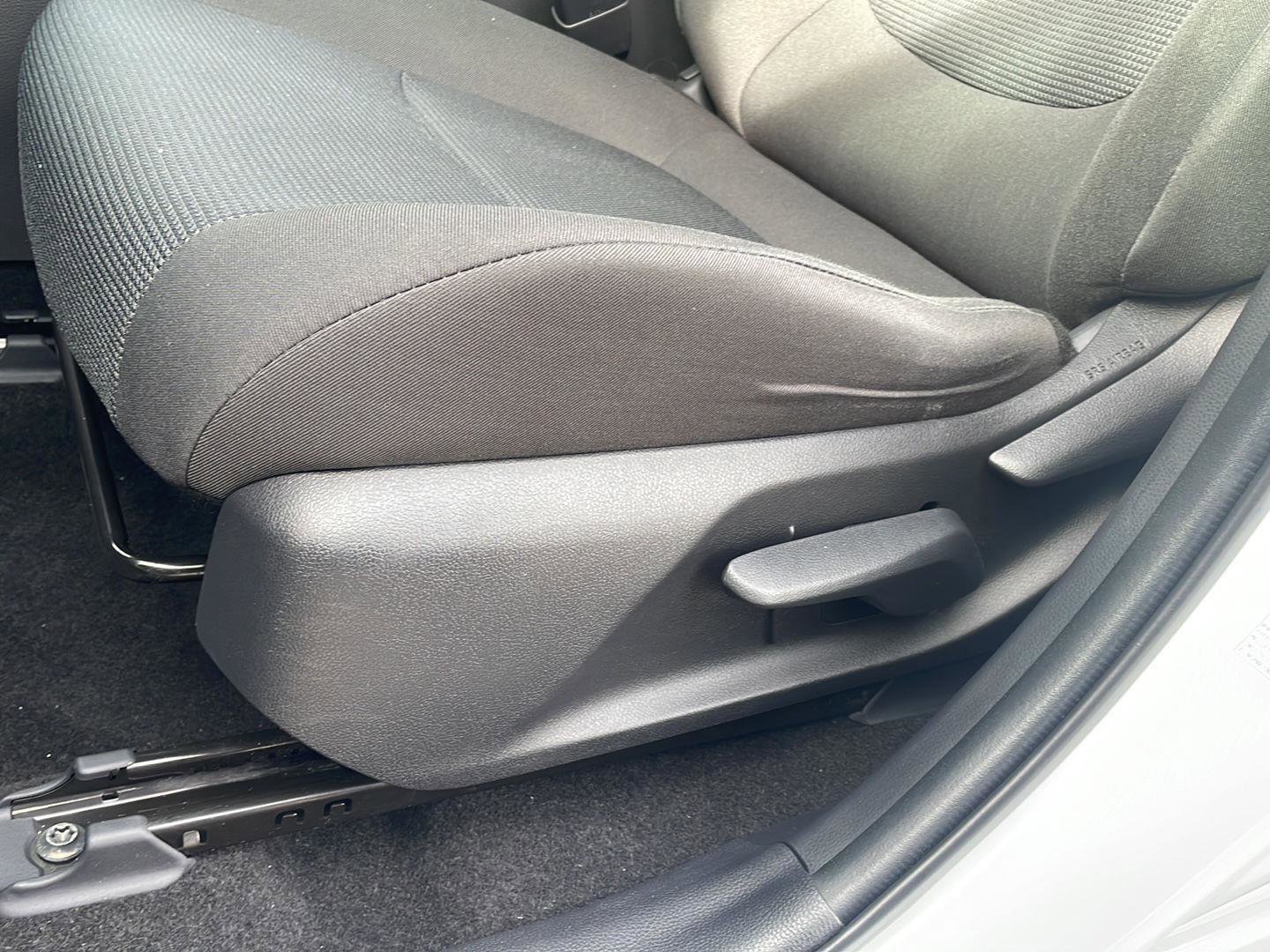 Used 2021 Toyota RAV4 LE image 5