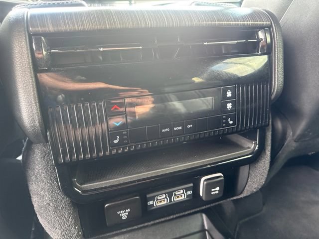 Used 2024 Jeep Wagoneer L Series II AWD/4WD image 16