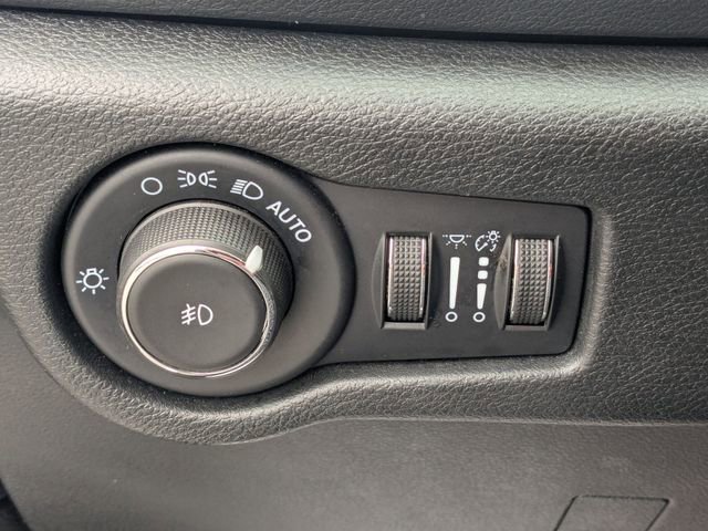 Used 2025 Chrysler Pacifica Select FWD image 16