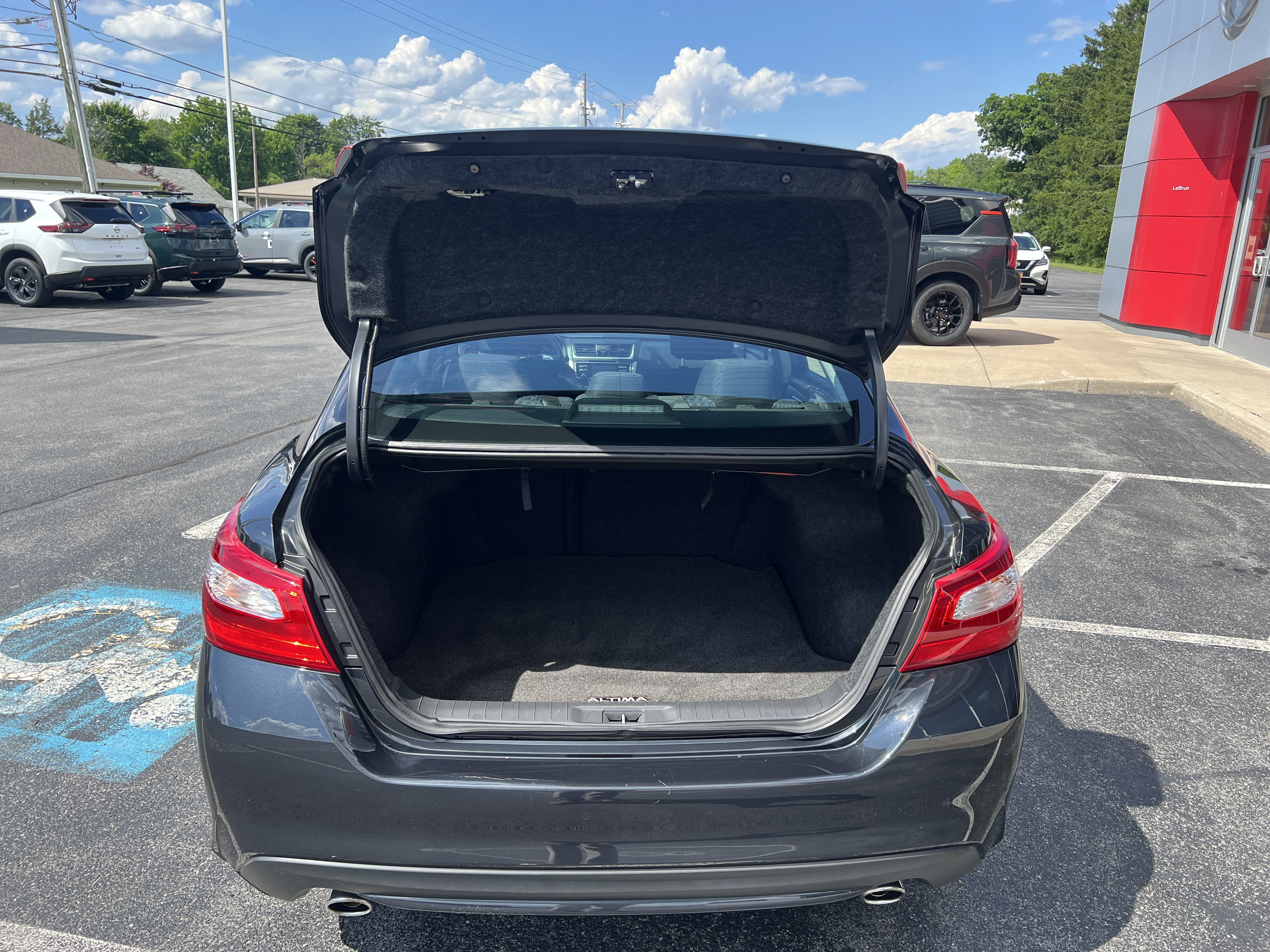 Used 2016 Nissan Altima 2.5 SV w/ Convenience Package FWD image 7
