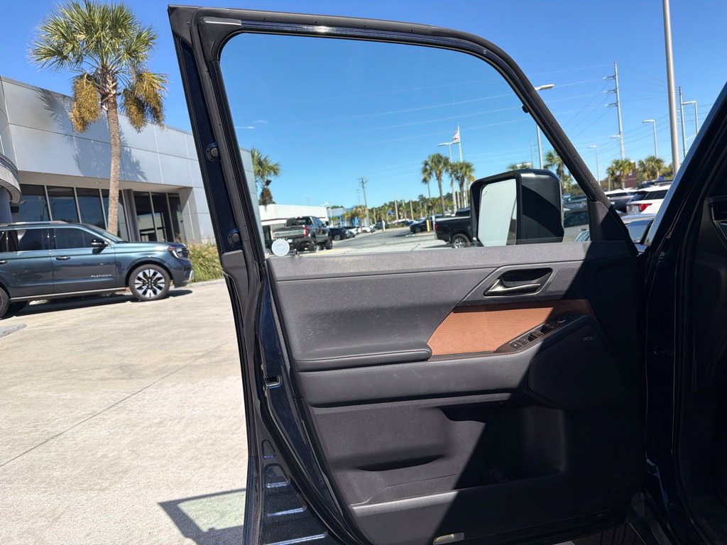 Used 2025 Lexus GX 550 w/ Accessory Package (2T) AWD/4WD image 6