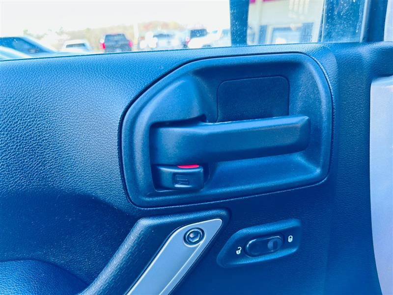 Used 2012 Jeep Wrangler Unlimited Rubicon w/ Max Tow Pkg image 24