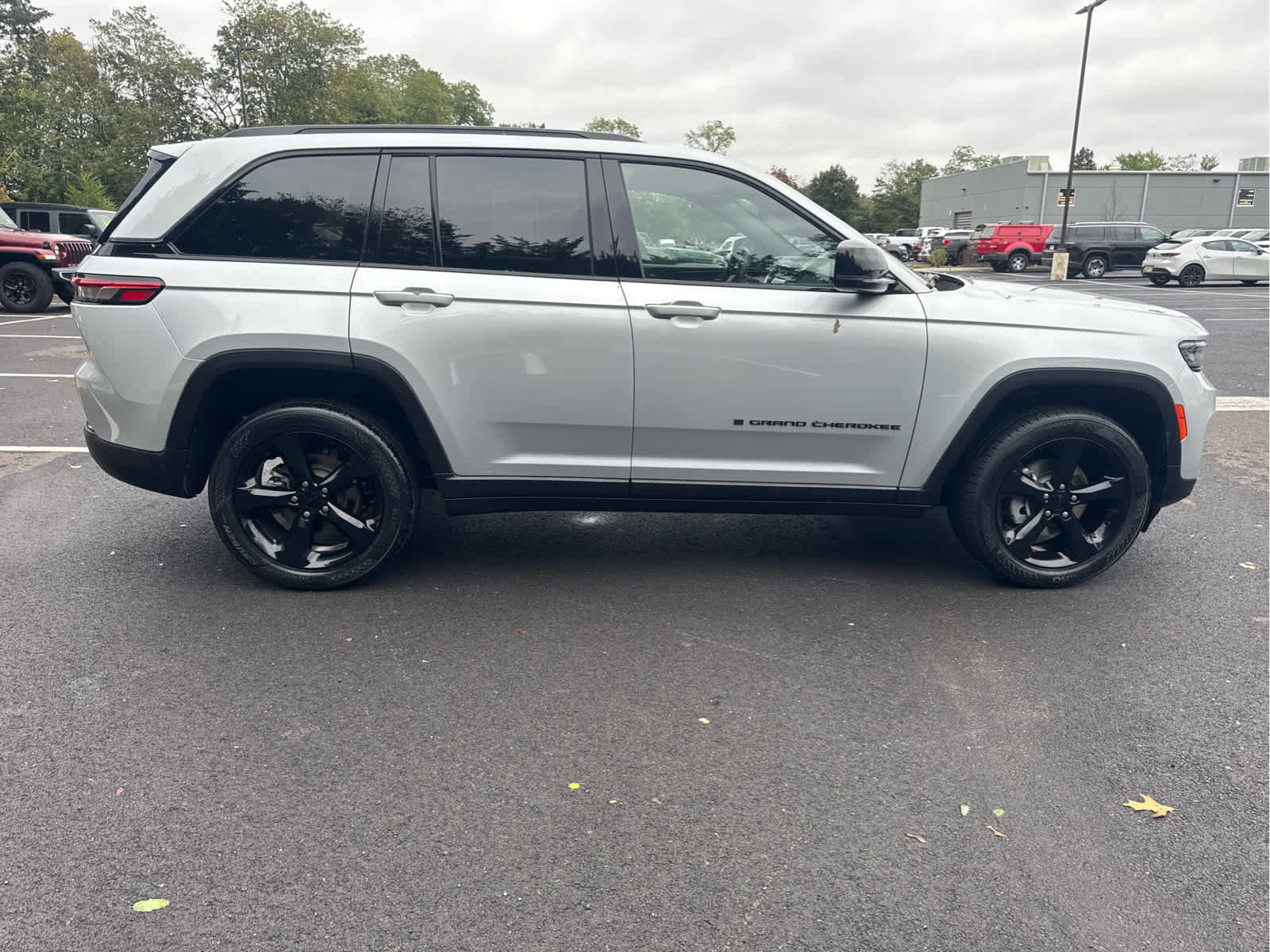 Certified 2023 Jeep Grand Cherokee Altitude image 10