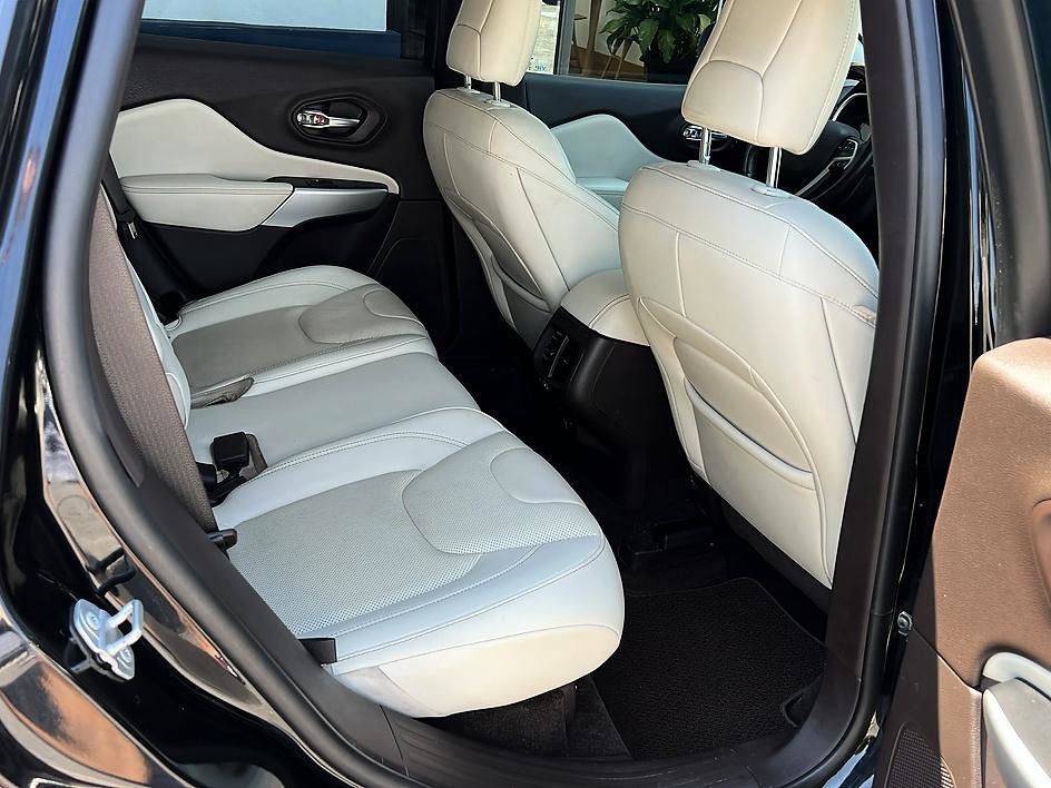Used 2018 Jeep Cherokee Overland w/ Technology Group FWD image 34