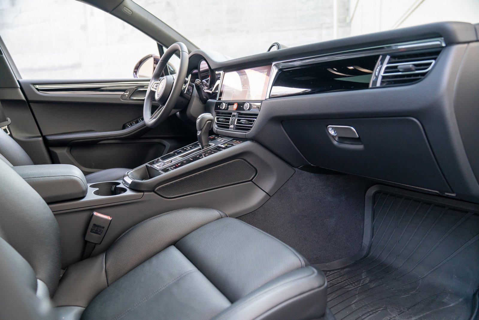 Certified 2025 Porsche Macan AWD/4WD image 22