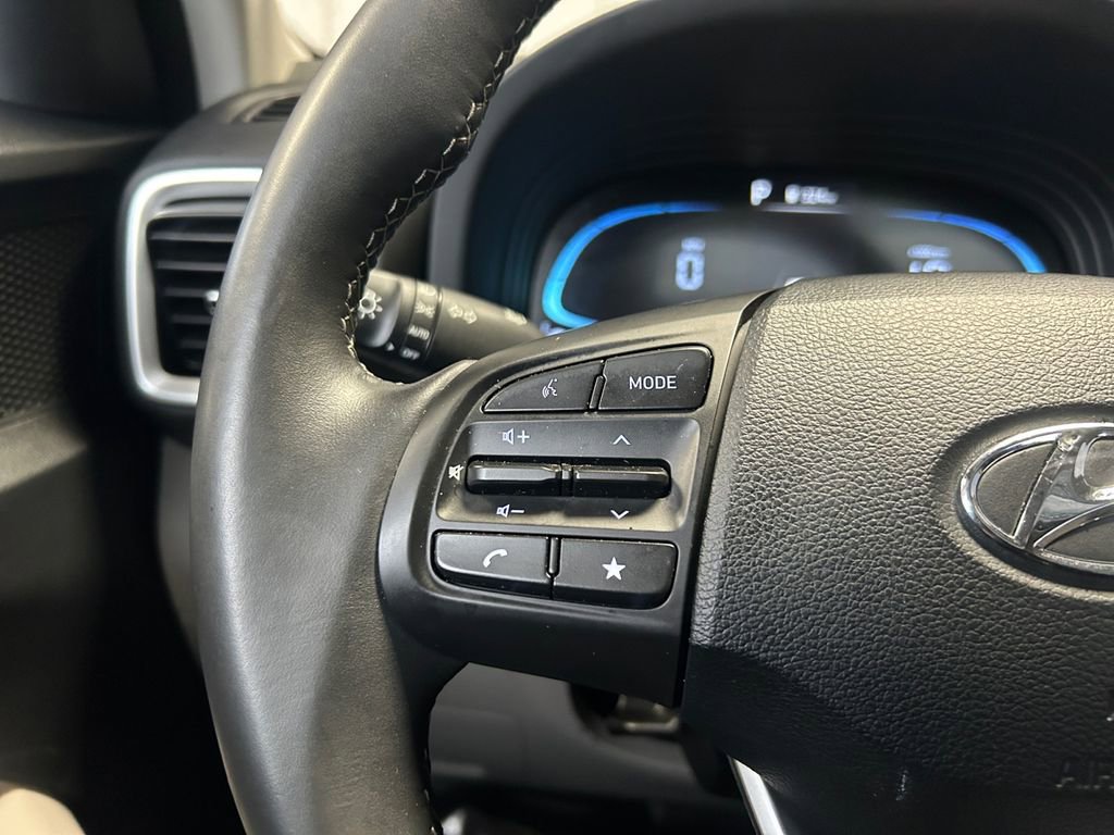 Certified 2025 Hyundai Venue SEL image 17