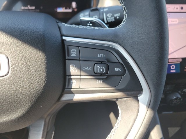 Used 2023 Jeep Grand Cherokee Limited AWD/4WD image 30