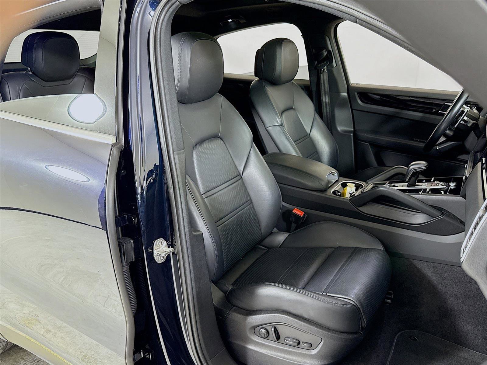 Used 2022 Porsche Cayenne Coupe w/ Premium Package image 32