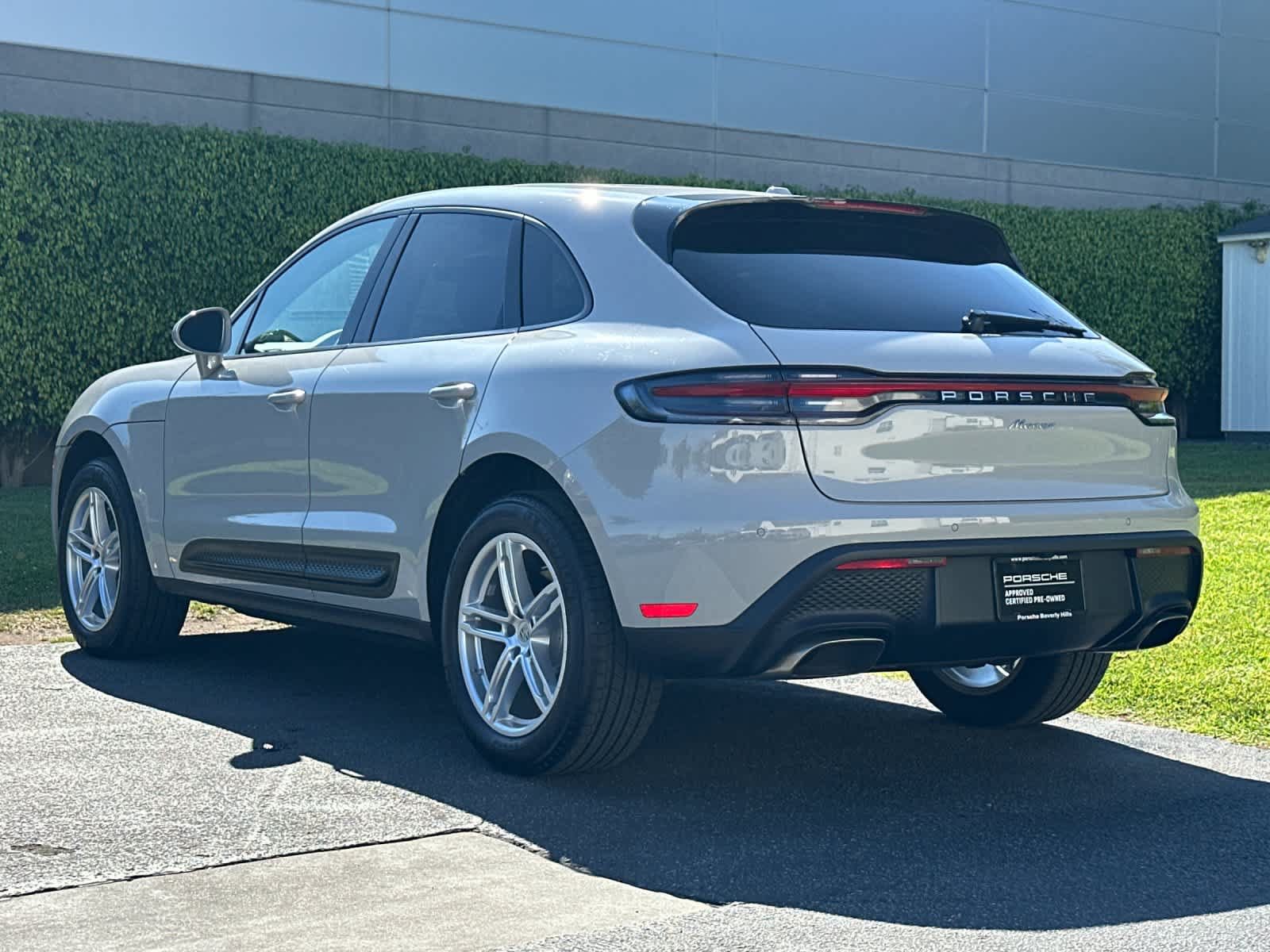Certified 2025 Porsche Macan AWD/4WD image 3