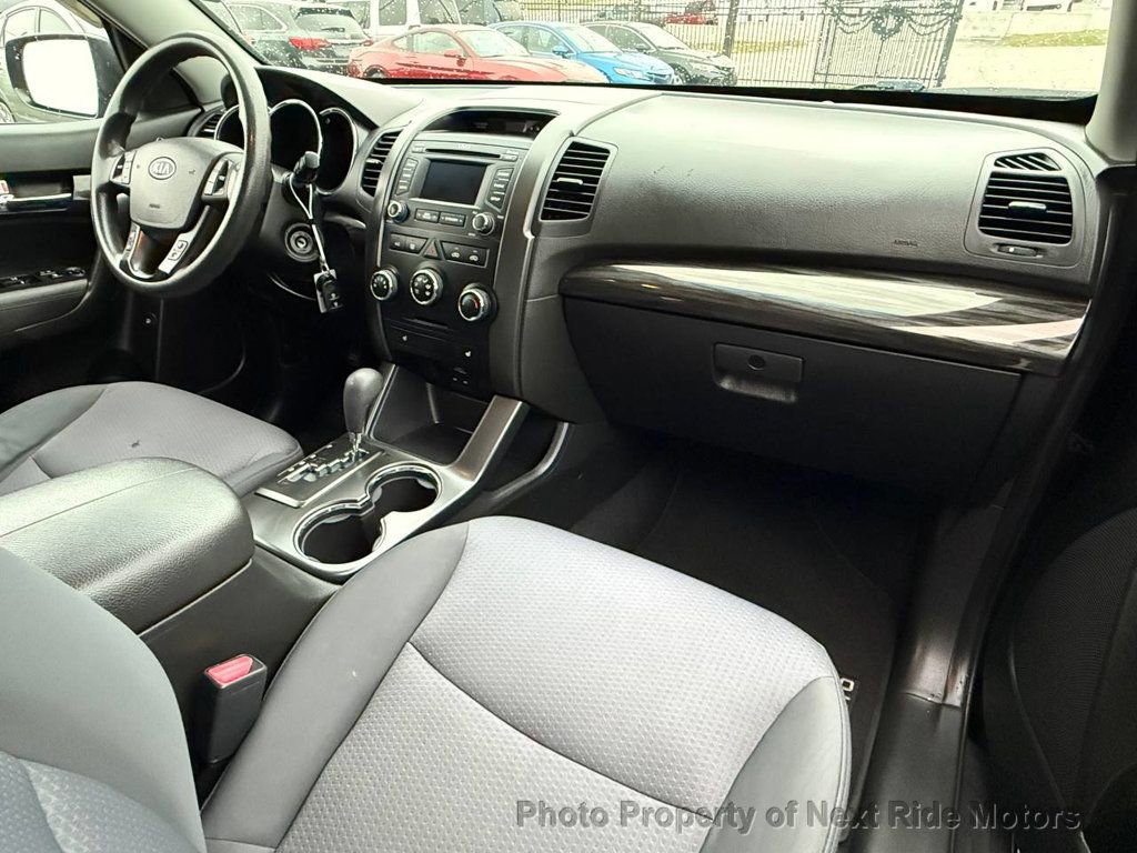 Used 2013 Kia Sorento LX w/ Convenience Pkg image 15