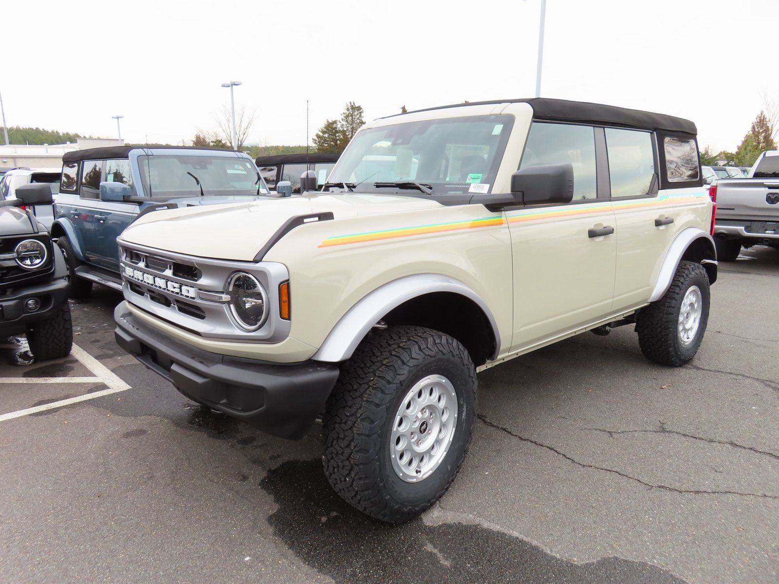 New 2025 Ford Bronco 4-Door image 3