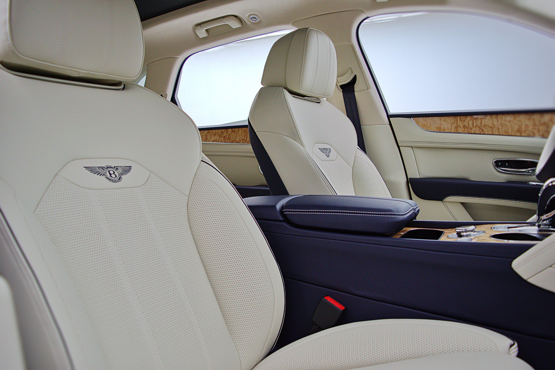 Certified 2023 Bentley Bentayga AWD/4WD image 27