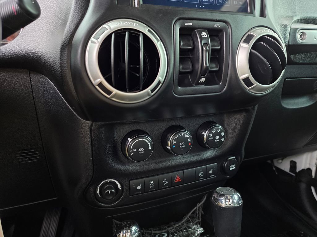 Used 2017 Jeep Wrangler Unlimited Sahara w/ Connectivity Group image 17