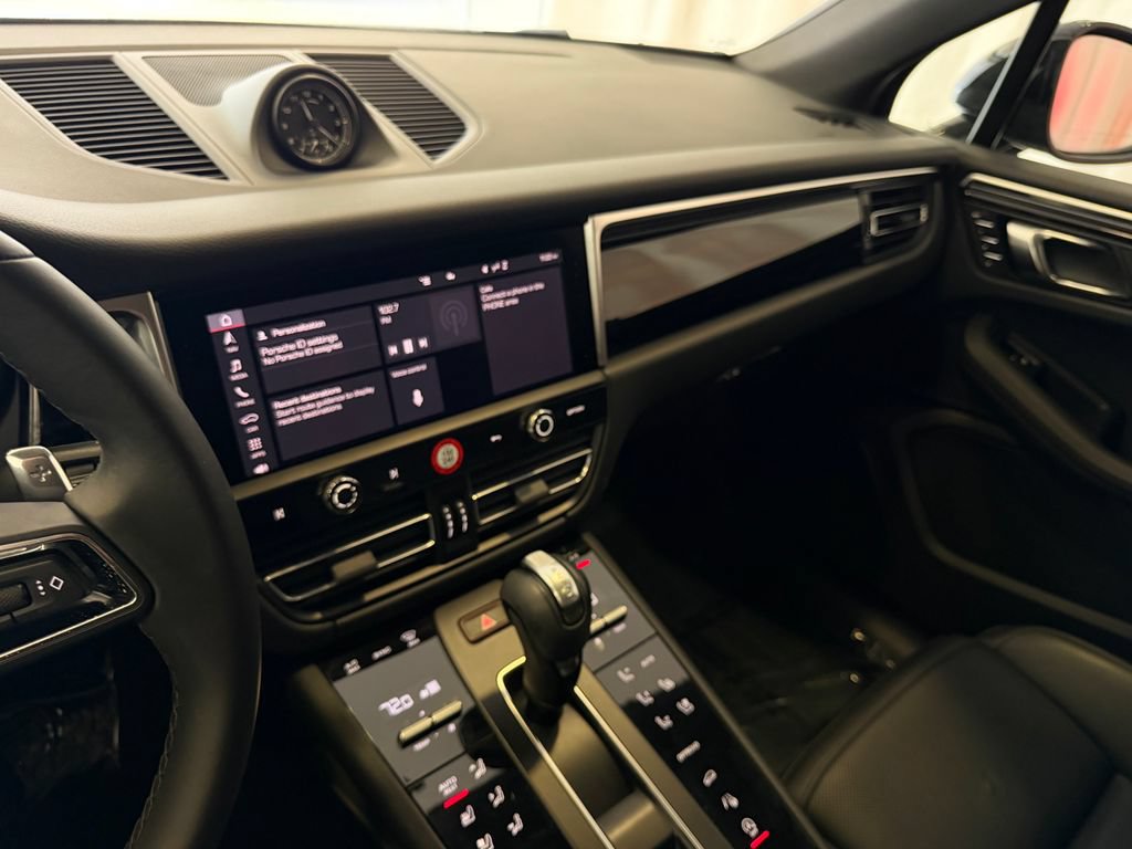 Certified 2023 Porsche Macan AWD/4WD image 18