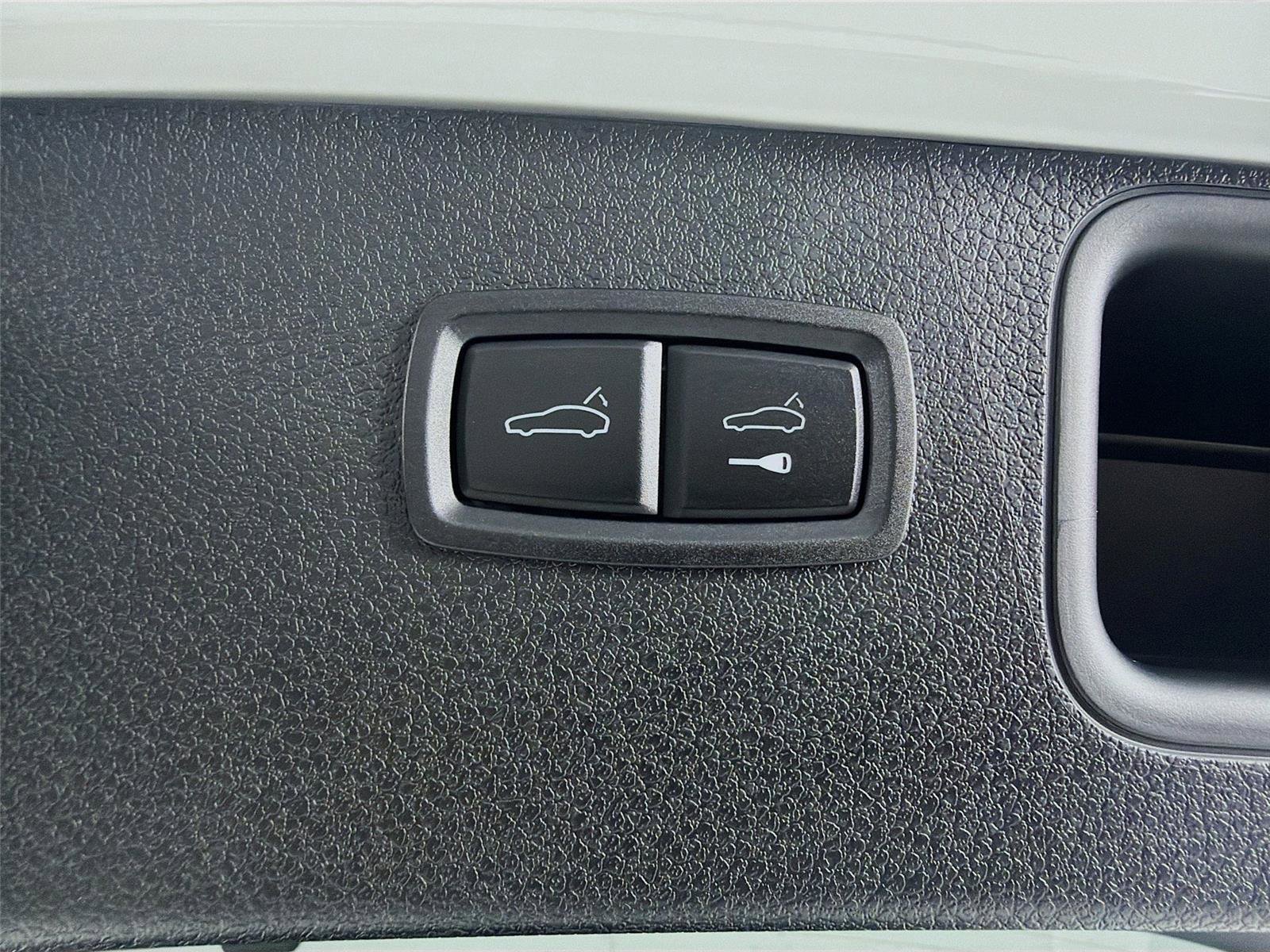 Certified 2025 Porsche Macan image 24