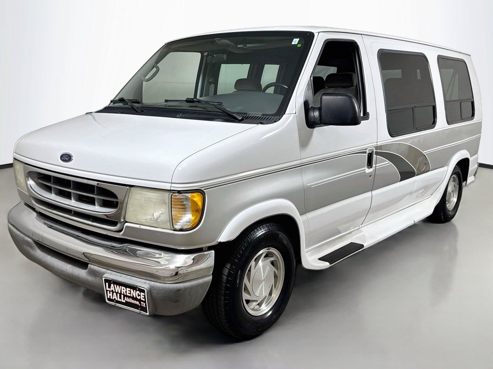 Used 2001 Ford E-150 and Econoline 150 RWD image 1