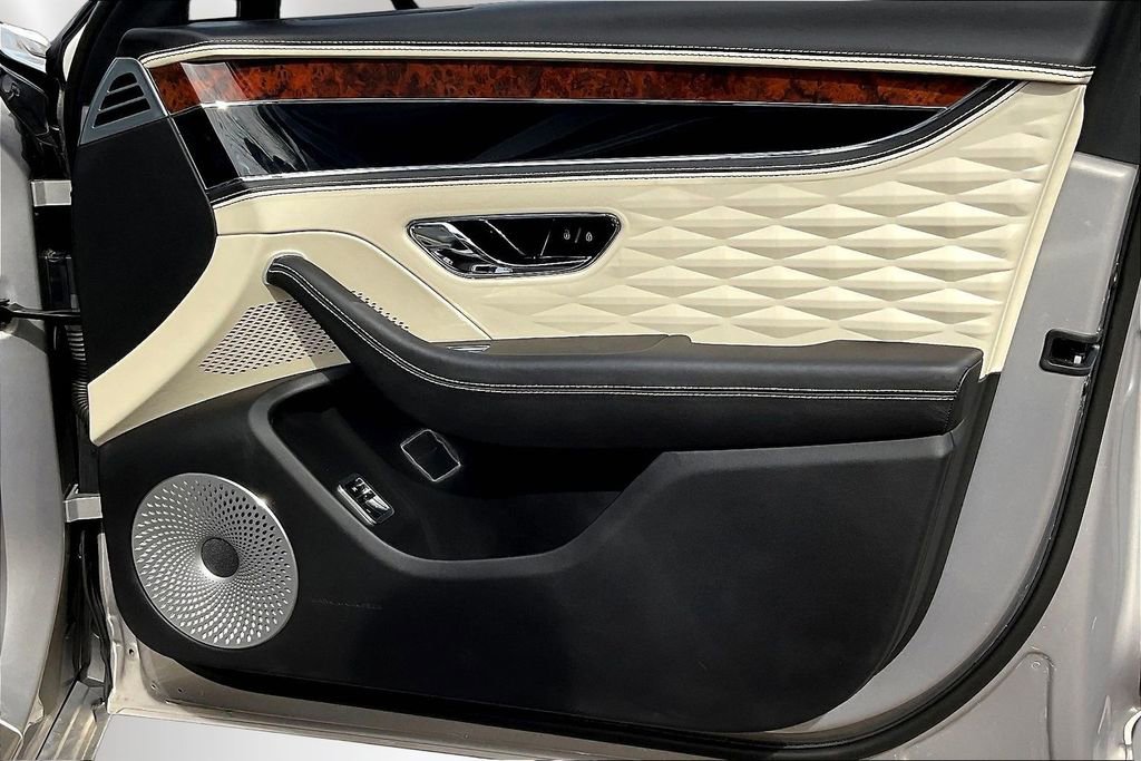 Used 2022 Bentley Flying Spur V8 image 25