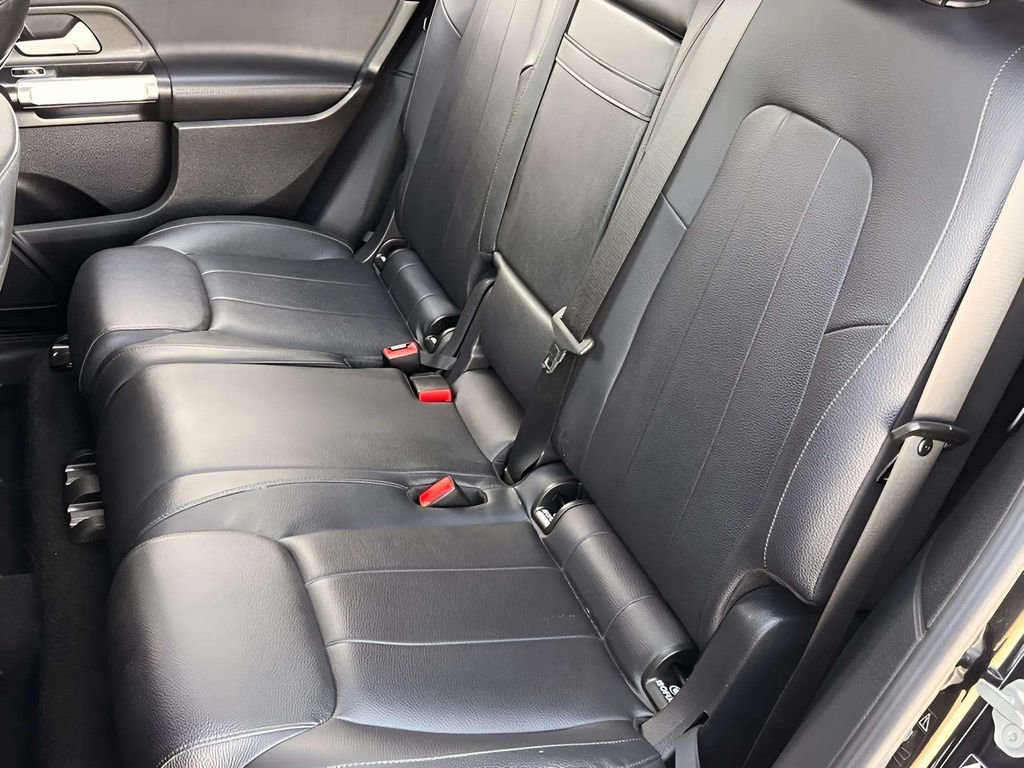 Used 2021 Mercedes-Benz GLB 250 4MATIC w/ Premium Package image 11