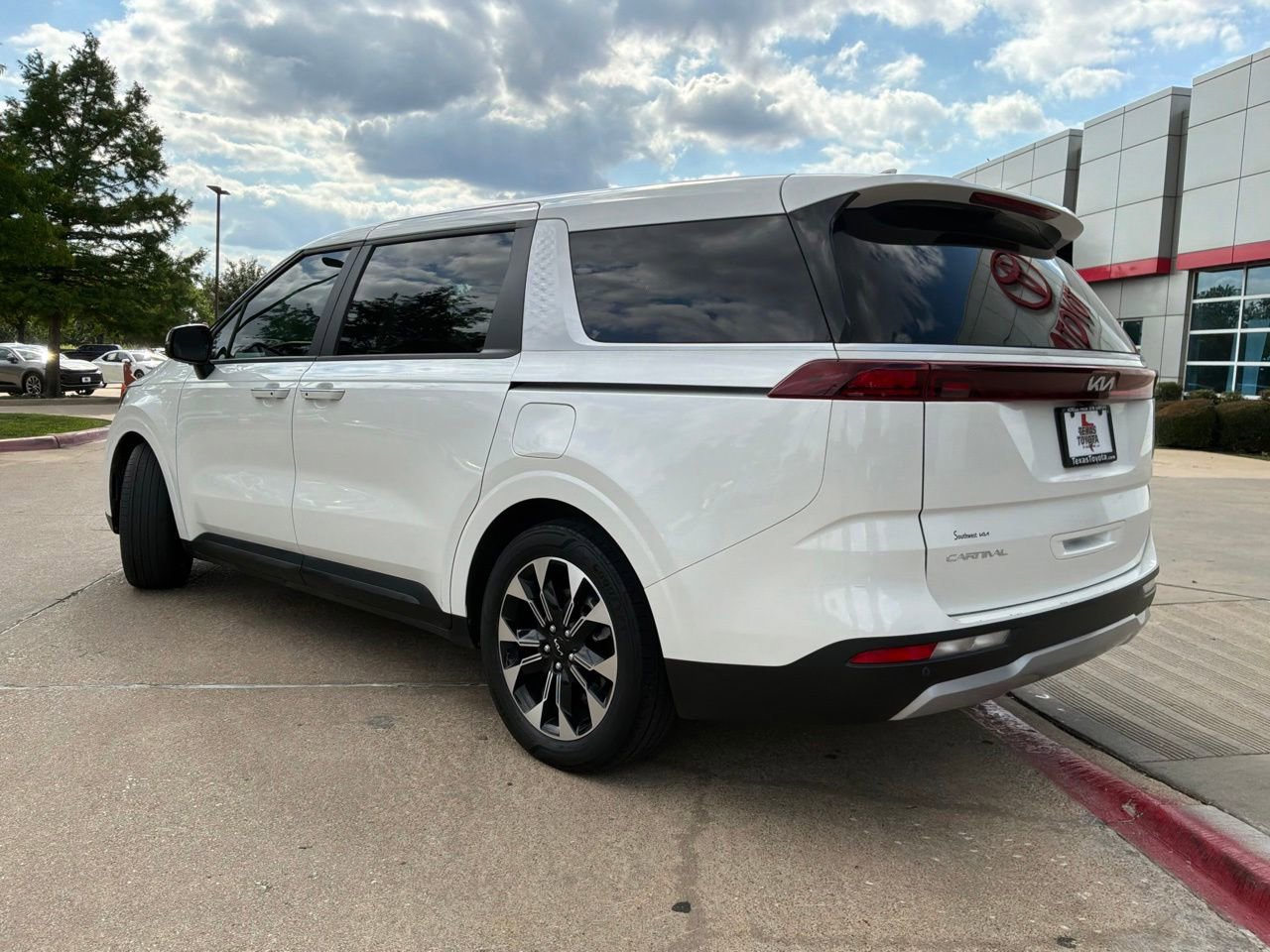 Used 2024 Kia Carnival EX FWD image 7