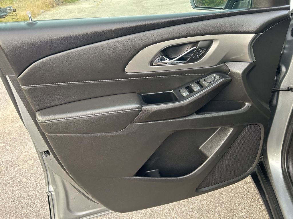 Used 2023 Chevrolet Traverse LT image 12
