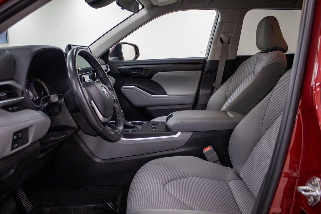 Used 2024 Toyota Highlander LE image 25
