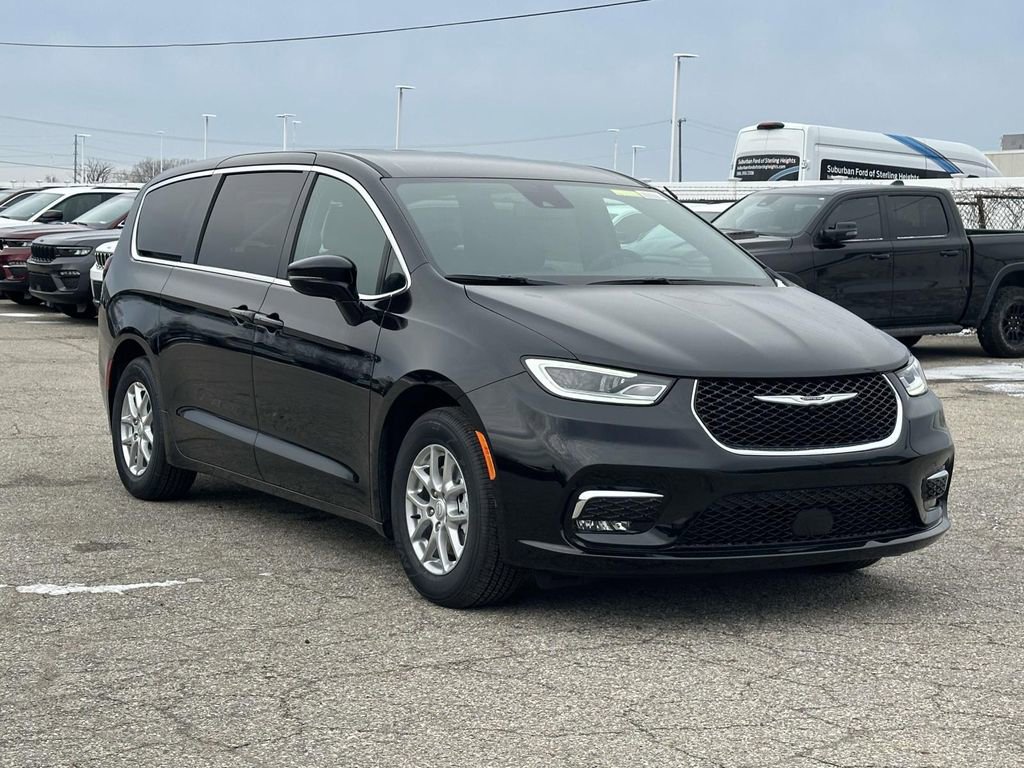New 2026 Chrysler Pacifica Select