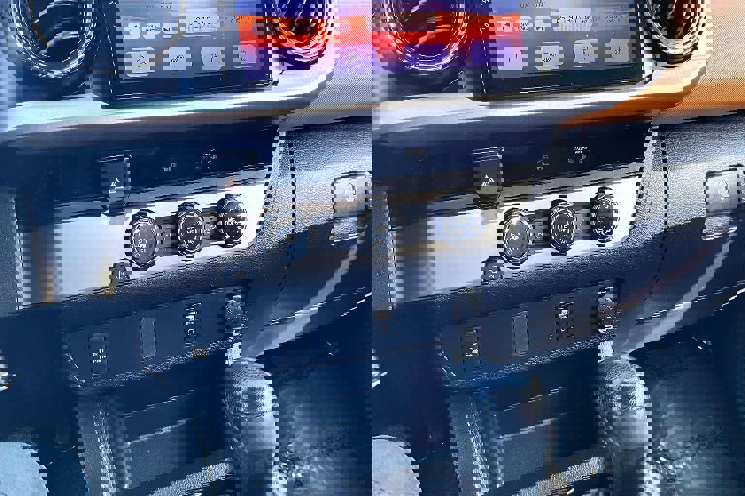 Used 2018 Toyota Tacoma SR5 w/ SR5 Appearance Package (SM) image 33