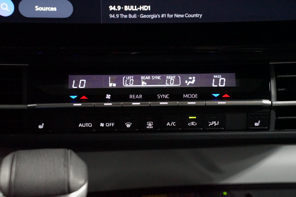Certified 2025 Toyota Sienna XLE FWD image 20