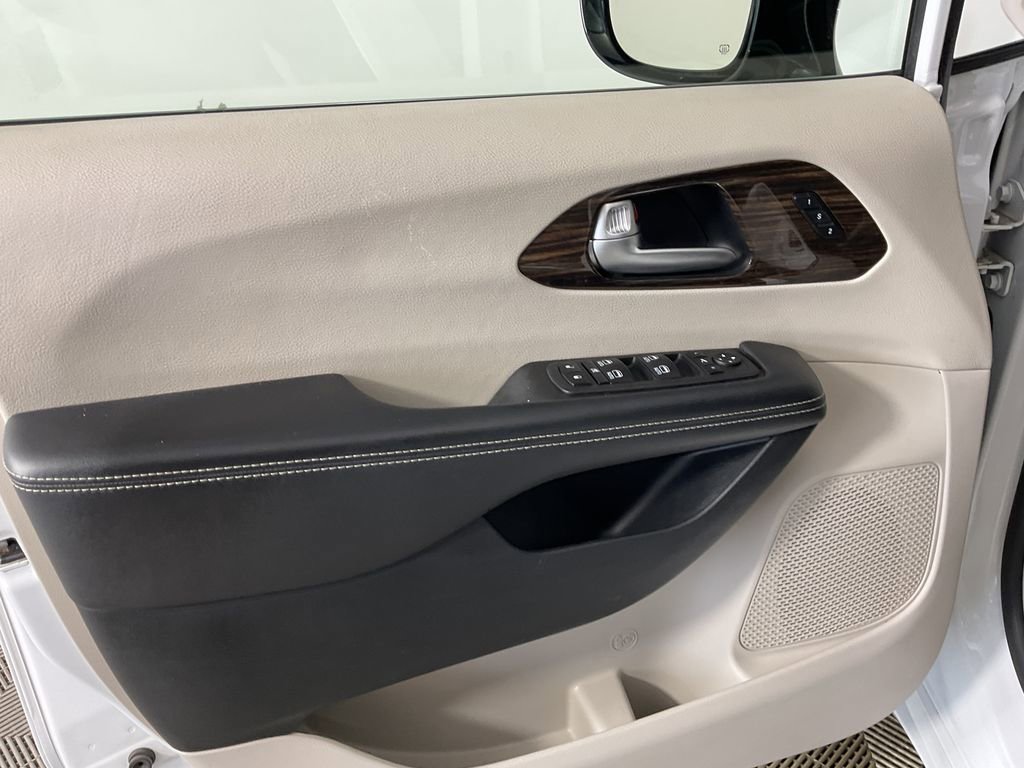 Used 2023 Chrysler Pacifica Limited image 17