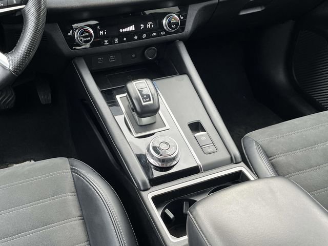Used 2024 Mitsubishi Outlander SE image 14
