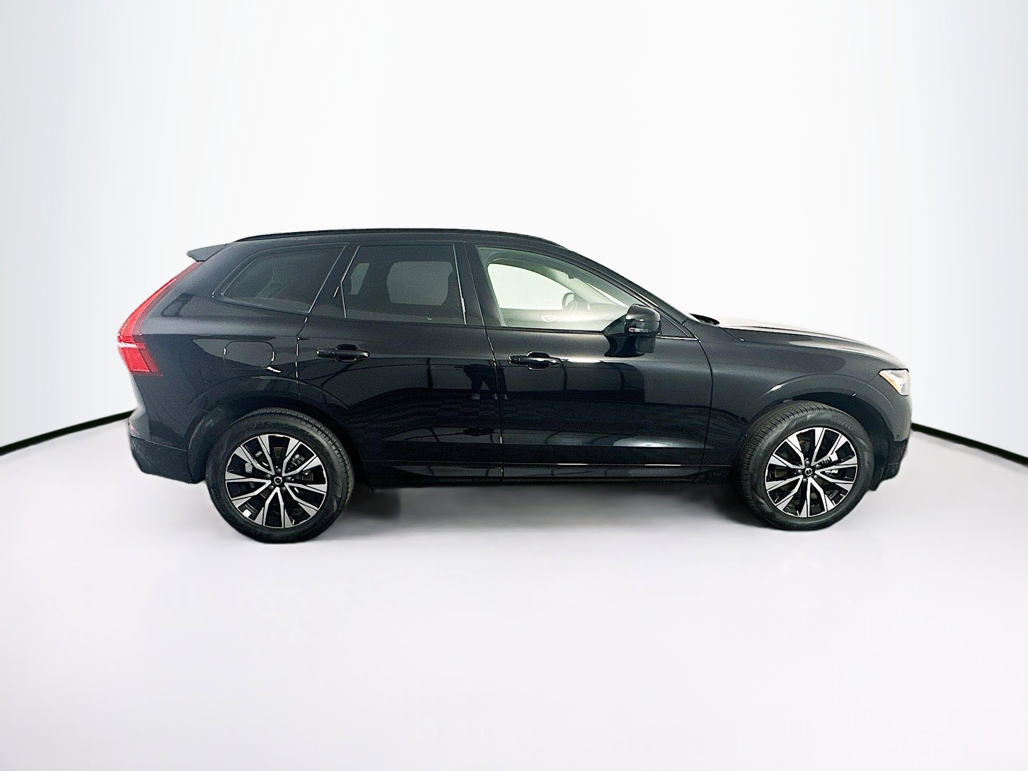 Used 2025 Volvo XC60 B5 Plus image 10