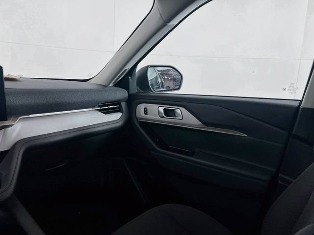 Used 2025 Ford Explorer Active RWD image 19