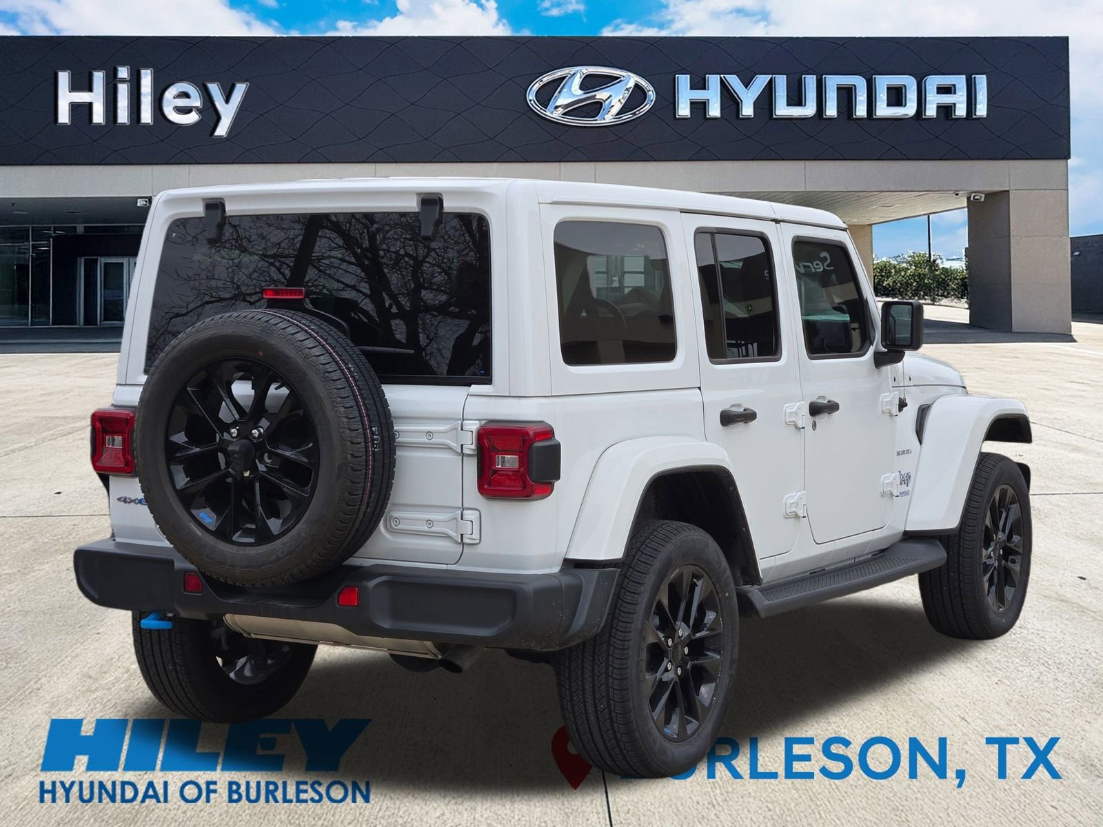 Used 2022 Jeep Wrangler Unlimited Sahara w/ Cold Weather Group image 4