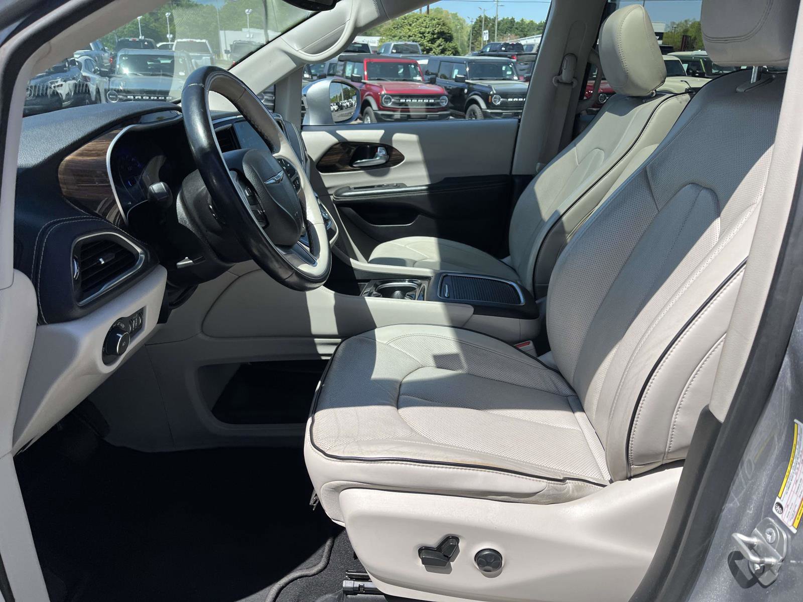 Used 2021 Chrysler Pacifica Limited AWD/4WD image 14